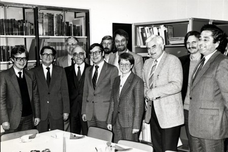 Jerzy Wojtowicz (drugi z lewej) wśród badaczy dziejów nowożytnych w bibliotece uniwersyteckiej w Oldenburgu; Oldenburg, 6.11.1985(Fotoronika IHiA) 